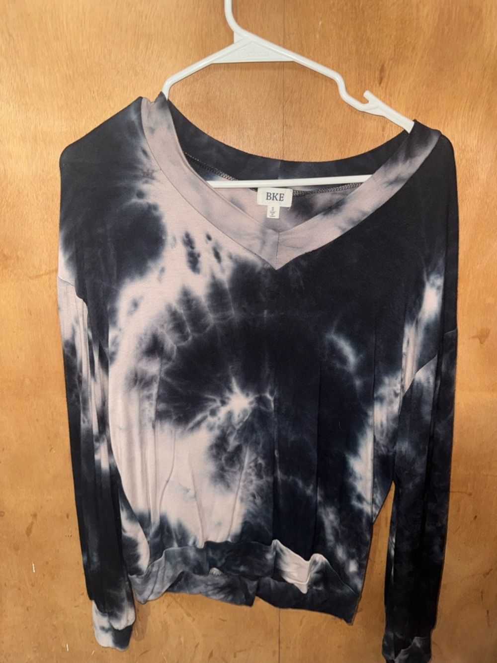 BKE Black & White Tie-Dye V-Neck Long Sleeve Top
